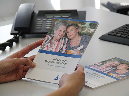 AFI Broschüre "Leben mit der Diagnose Alzheimer"