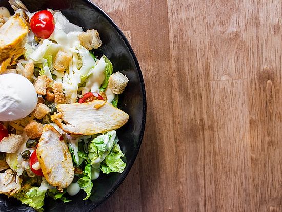 Teller mit Salat und Hähnchenbrust