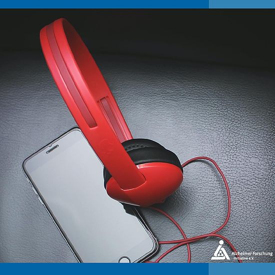 Roter Kopfhörer und ein Smartphone