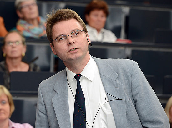 Alzheimer-Forscher Prof. Dr. Dietmar R. Thal in einem Hörsaal vor Publikum