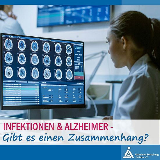 Forscherin scheiht sich Hirnscans auf einem Monitor an