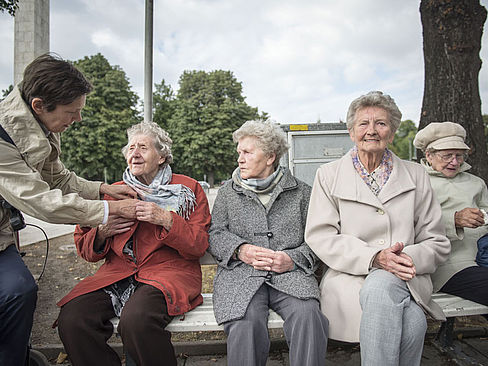 Seniorinnen auf einer Bank