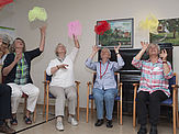 Senioren Sitzkreis jongliert mit Tüchern