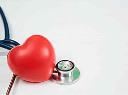 Herz mit Stethoskop als Symbol für Herz-Kreislauf-Gesundheit