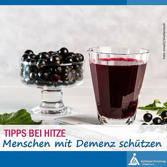 Johannisbeersaft und Johannisbeeren in Gläsern
