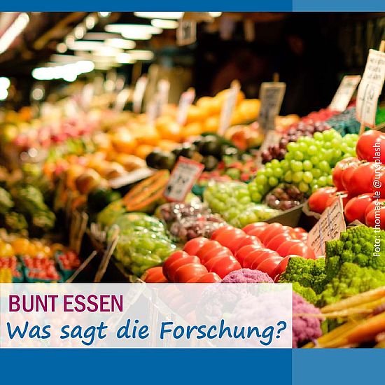 Markttheke mit Obst und Gemüse