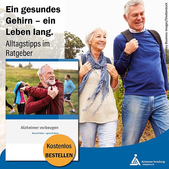 Älteres Paar beim Wandern und Präventionsratgeber