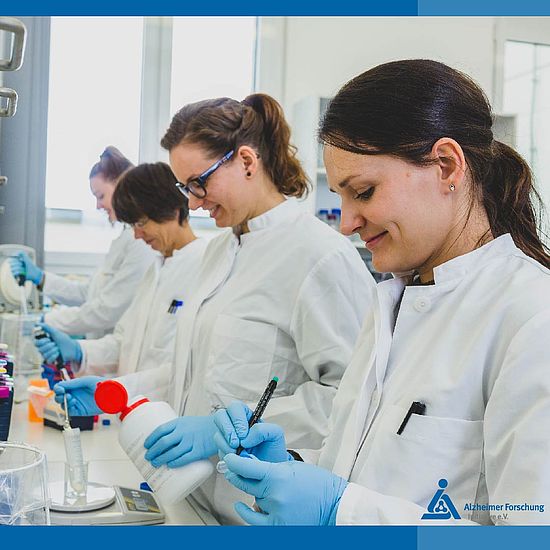 Vier Forscherinnen in einem Labor