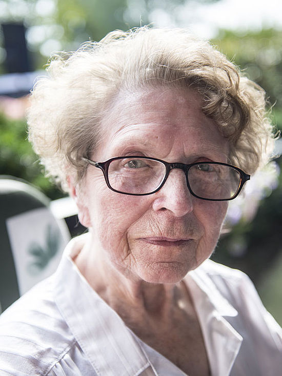 Portrait einer Seniorin mit Brille
