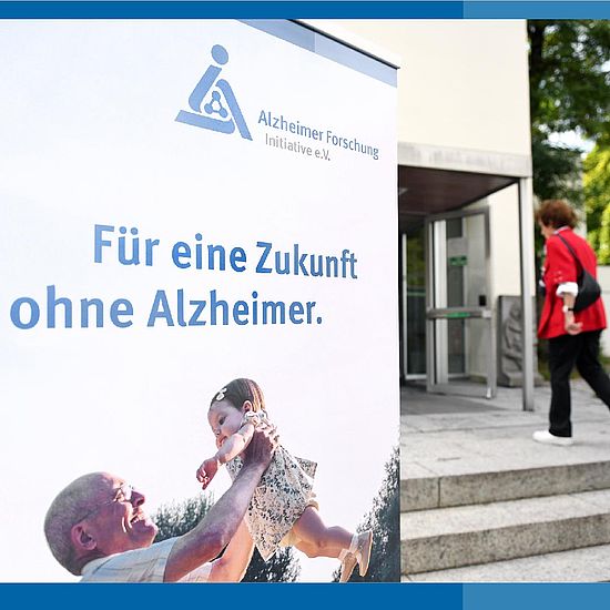 Poster vor einem Veranstaltungseingang: "Für eine Zukunft ohne Alzheimer."