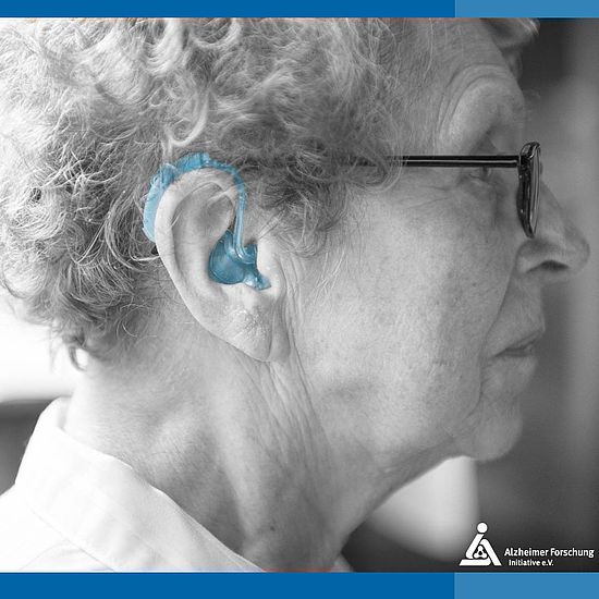 Portrait einer Seniorin mit Hörhilfe