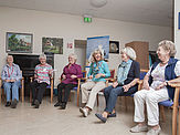 Senioren bei Bewegungsübung im Sitzkreis