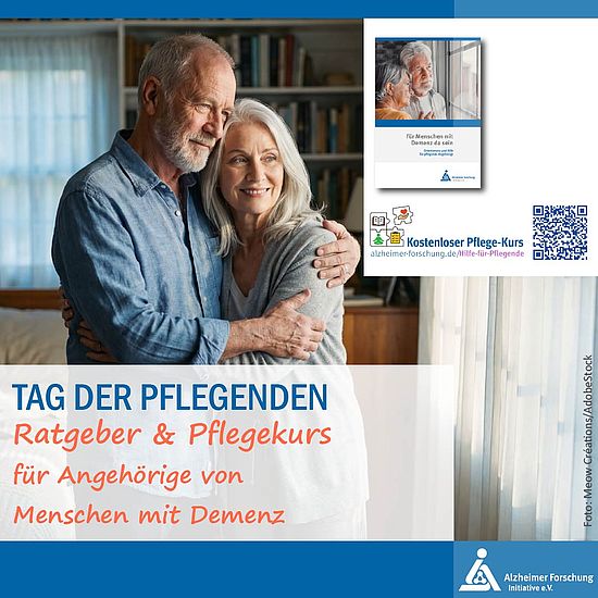 älteres Paar sieht aus dem Fenster