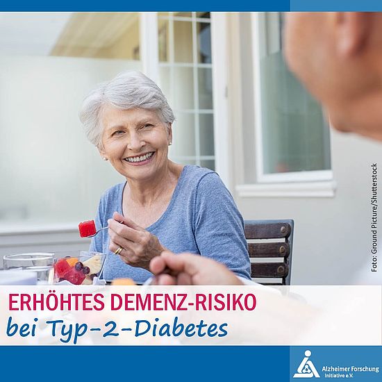 Seniorin an einem Essenstisch