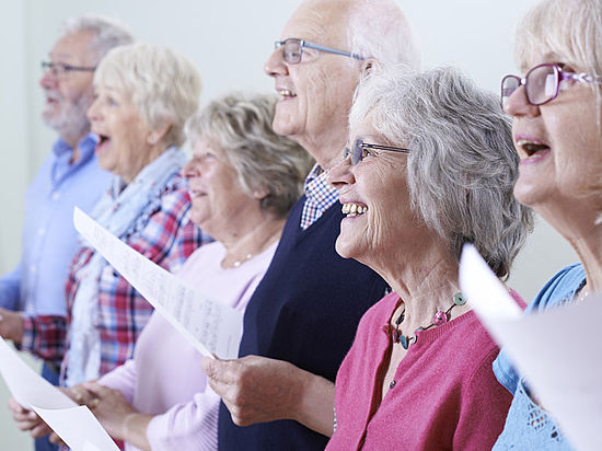 Ältere Menschen singen im Chor