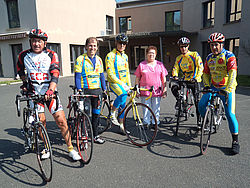 Fünf Radfahrer der Spendenaktion auf ihren Fahrrädern