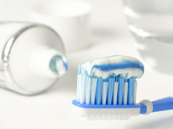 Foto mit einer Zahnbürste mit Zahnpasta
