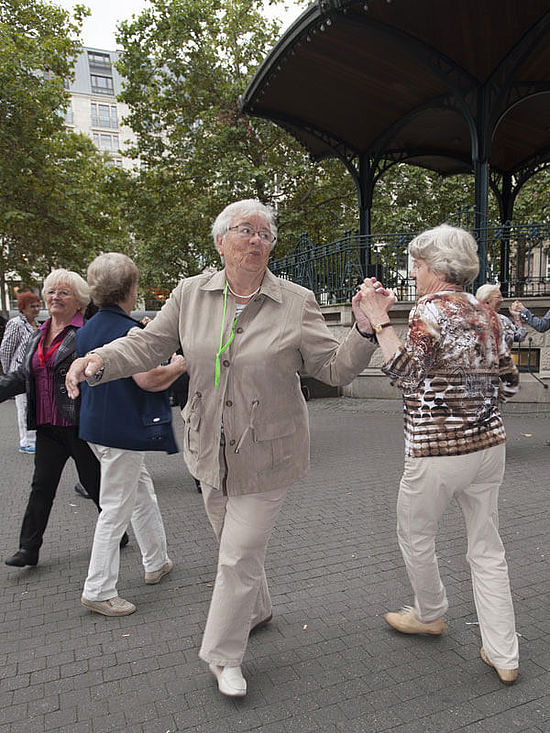 Seniorinnen tanzen auf öffentlichen Platz