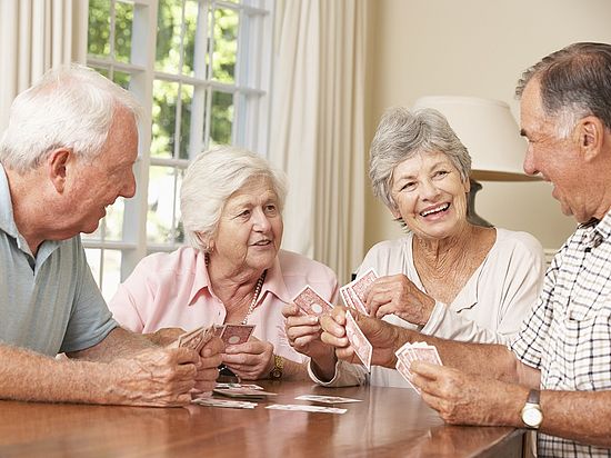 Vier ältere Menschen beim Kartenspielen