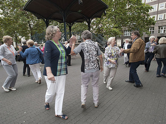 Menschen Tanzen an öffentlichen Platz