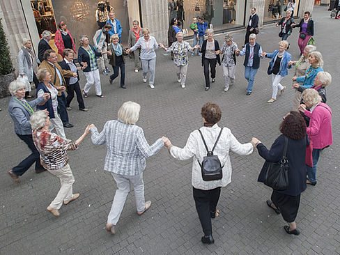 Tanzkreis auf einem öffentlichen Platz