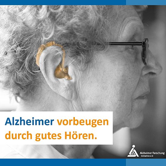 Alzheimer vorbeugen durch gutes Hören: Seniorin mit Hörgerät