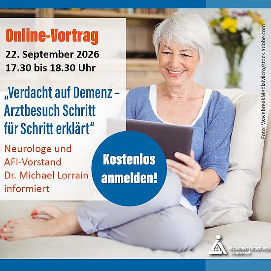 Demenz-Verdacht: Arztbesuch-Schritt für Schritt erklärt Ältere Frau mit Laptop auf einer Couch