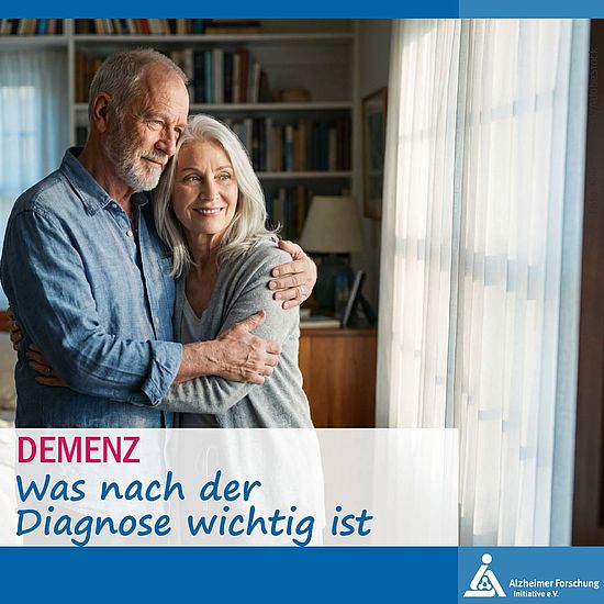 Älteres Paar sieht aus dem Fenster