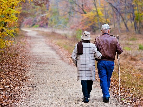 älteres Paar beim Wandern im Herbst