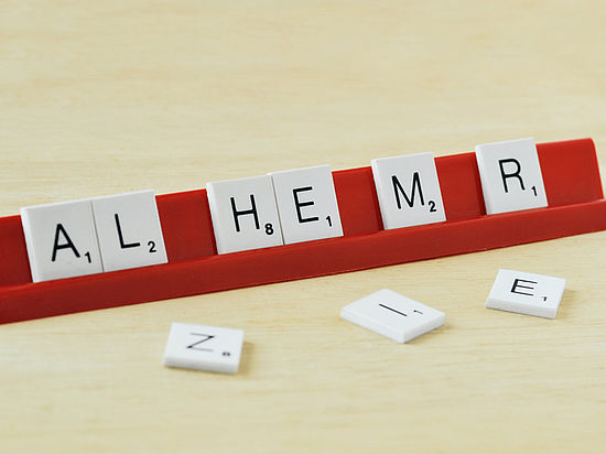 Das Wort Alzheimer mit Scrabble Buchstaben