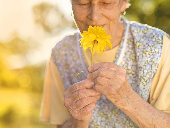 Oma riecht an Blume