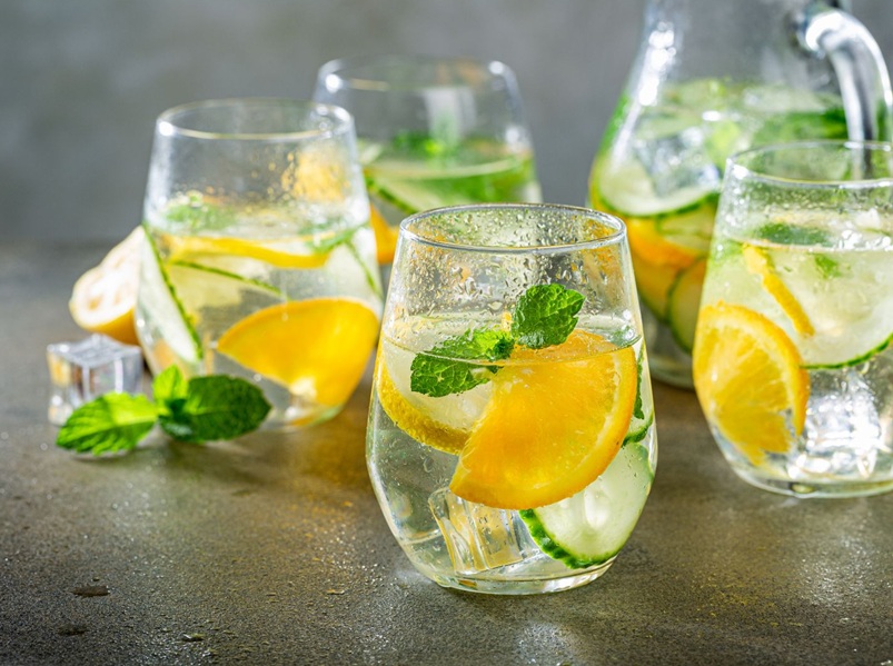 Wasser mit Orangen, Gurken und Minze