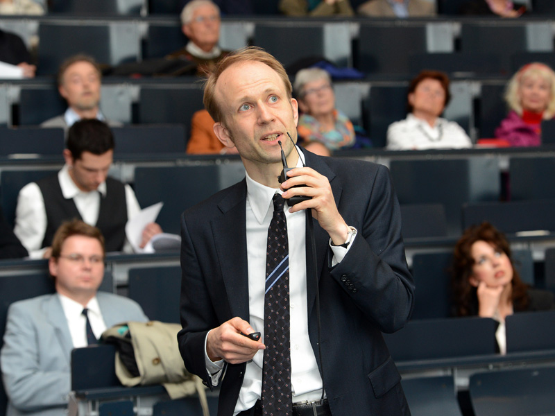 Prof. Dr. Michael Ewers im Hörsaal vor Publikum