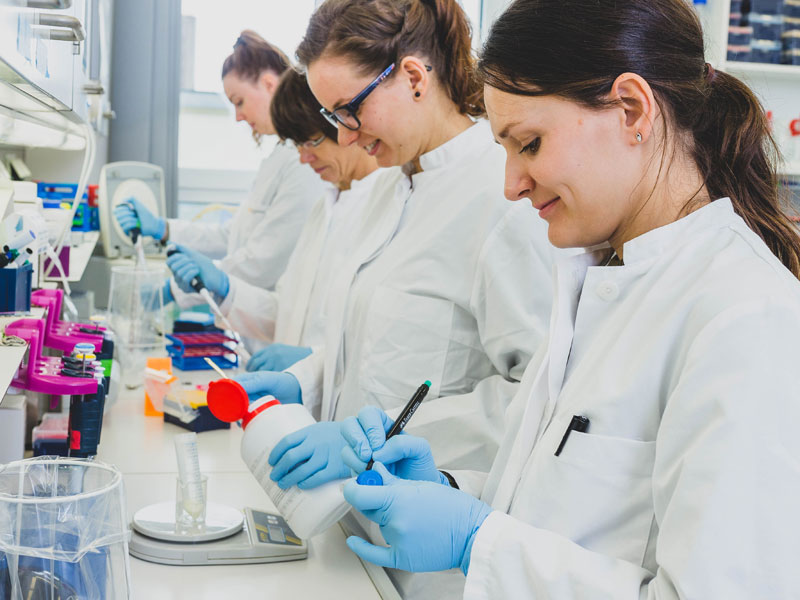 Vier Forscherinnen arbeiten im Labor